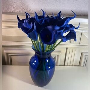 Blue glass ribbed flower vase